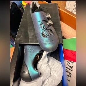 MENS Shimano’s high-end road cycling shoes.